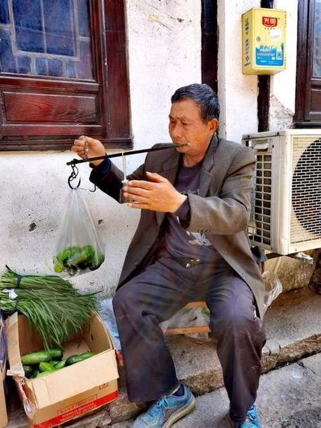 老人卖菜为儿还债，老人卖菜为儿还债，用爱与坚持铸就坚强意志