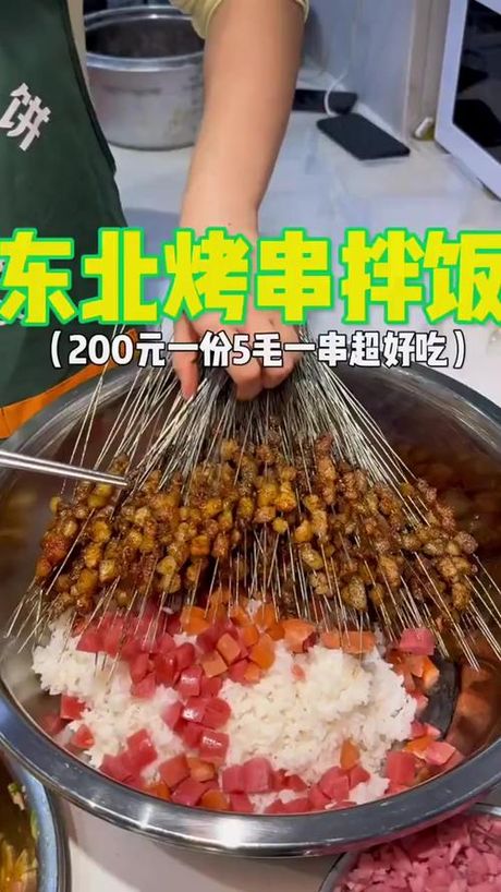 哈尔滨中央大街美食，【精选美食】品尝哈尔滨中央大街的烤肉串、石锅拌饭和红肠