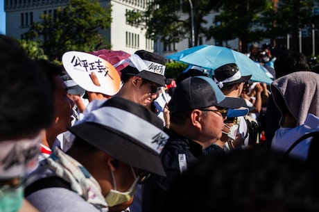 四格漫画(轻松看世界：爆笑四格漫画30幅)