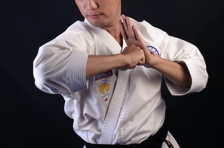 绀青之拳(《绀青之拳》:散着酷劲浓着血腥气的拳击动画)