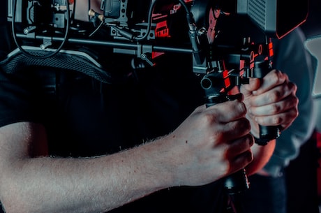 跑龙套(如何在演艺圈里成为一名成功的演员？跑龙套是必须的)