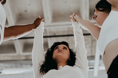 女不强大天不容(女不强大天不容！这些女性故事鼓舞人心)