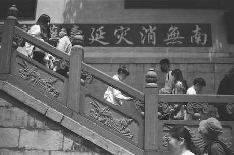 左手号右手鼓打一成语(左手号右手鼓打一成语——手忙脚乱)